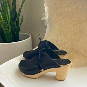 BRYR Lace Up Peekaboo Clogs Sz 8